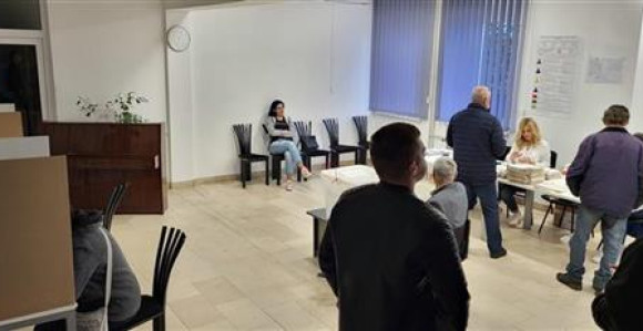 Počelo glasanje: Biračka mjesta otvorena u 7 časova