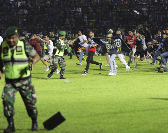 Masakr na stadionu u sukobu policije i navijača (VIDEO)