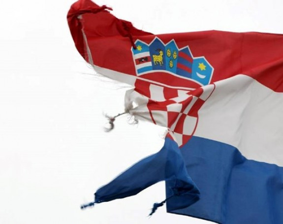 Дјевојка запалила хрватску заставу у Славонском Броду