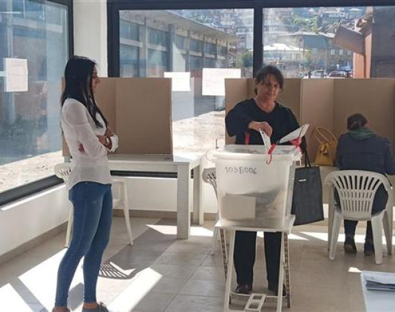 Zatvorena biračka mjesta u 19h, ide noć odluke