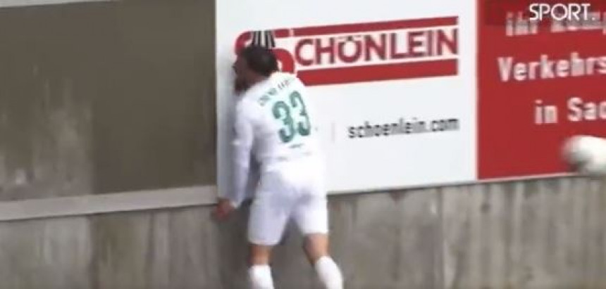 Фудбалер ударио главом у бетонски зид (ВИДЕО)