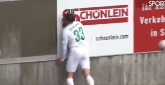 Fudbaler udario glavom u betonski zid (VIDEO)