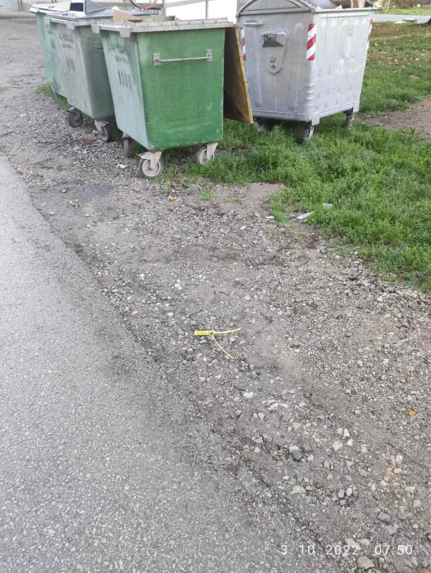 Vezice od vreća sa glasovima nađene pored smeća