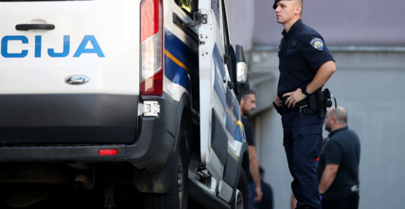 Мушкарац пуцао по стану, специјалци га савладали