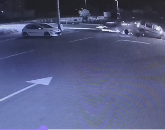 Jeziv sudar dva automobila u Kotor Varošu (VIDEO)