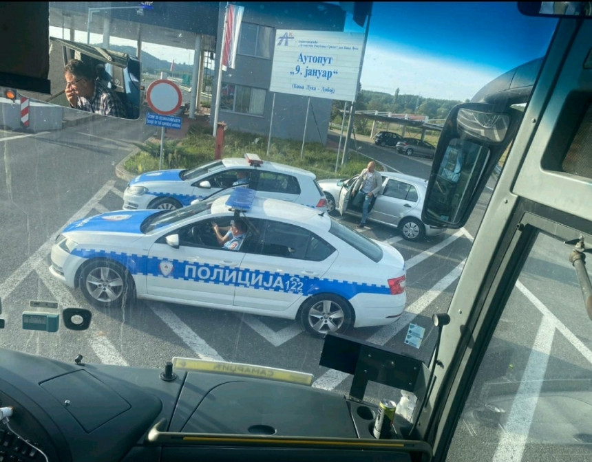 Policija u Doboju zaustavila autobuse iz Bijeljine, pregleda spisak putnika i iscrpljuje ljude