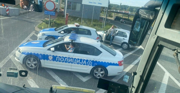 Policija u Doboju zaustavila autobuse iz Bijeljine, pregleda spisak putnika i iscrpljuje ljude