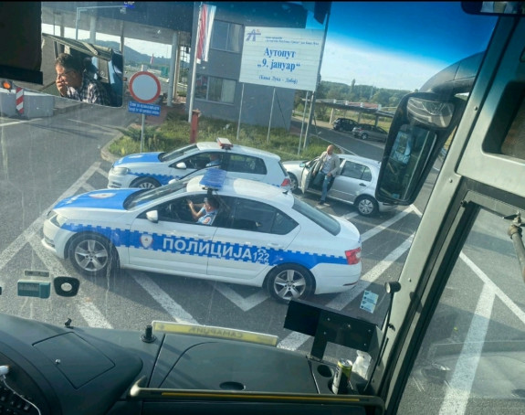 Policija u Doboju zaustavila autobuse iz Bijeljine, pregleda spisak putnika i iscrpljuje ljude