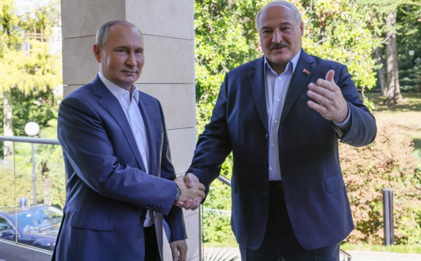 Лукашенко поклонио Путину трактор за 70. рођендан