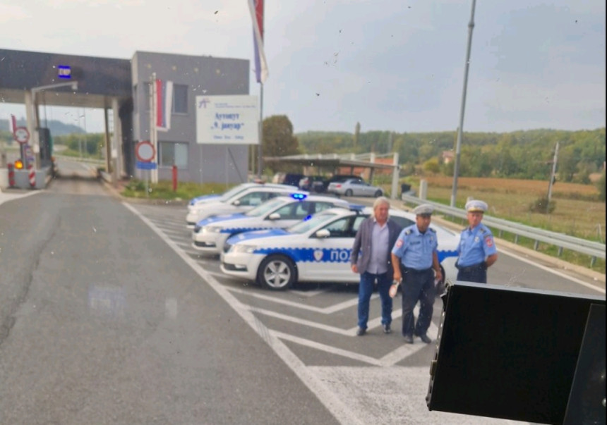 Dodikova policija ponovo vrši pritisak i zaustavlja autobuse koji se kreću prema Banjaluci