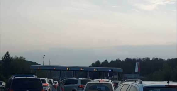 Ogromne gužve na ulazu u Banjaluku, automobili ulaze u sve četiri trake
