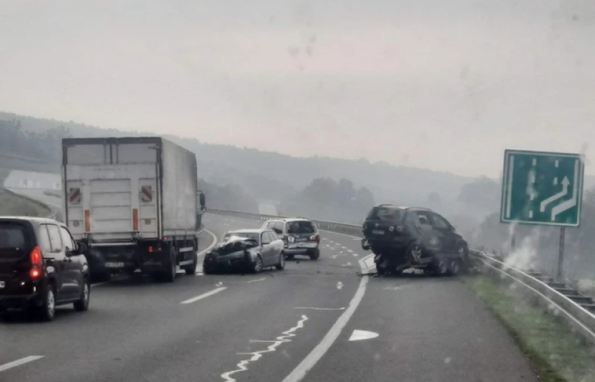 Lančani sudar na autoputu kod Čačka: Vozila smrskana