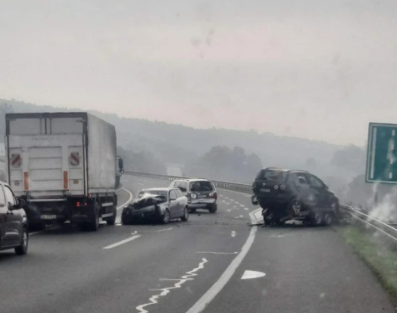 Lančani sudar na autoputu kod Čačka: Vozila smrskana