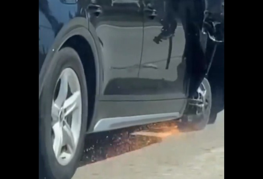 Spao joj točak - stavila ga u gepek i nastavila voziti