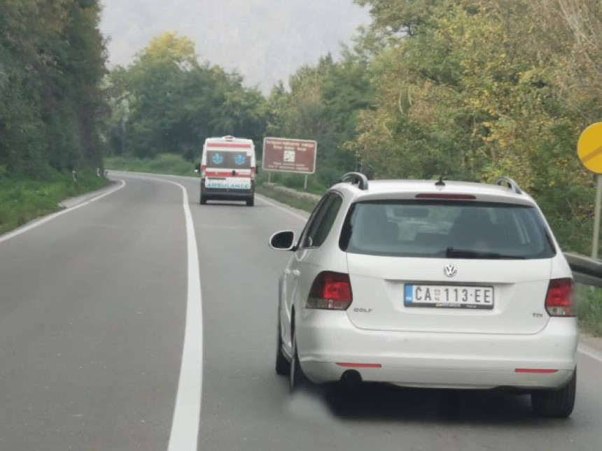 Autobus sletio sa puta, povrijeđene putnike izvlače