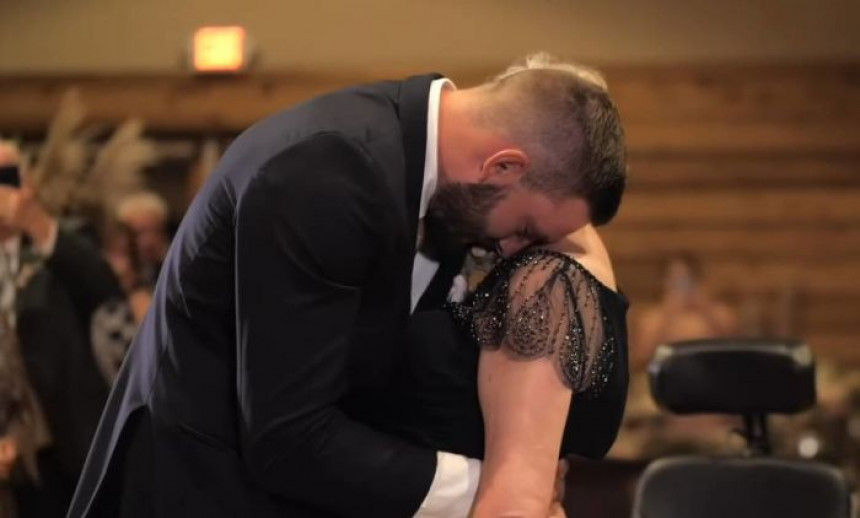 Sin ispunio majci oboleleloj od ALS poslednju želju: Plesao sa njom na svadbi!