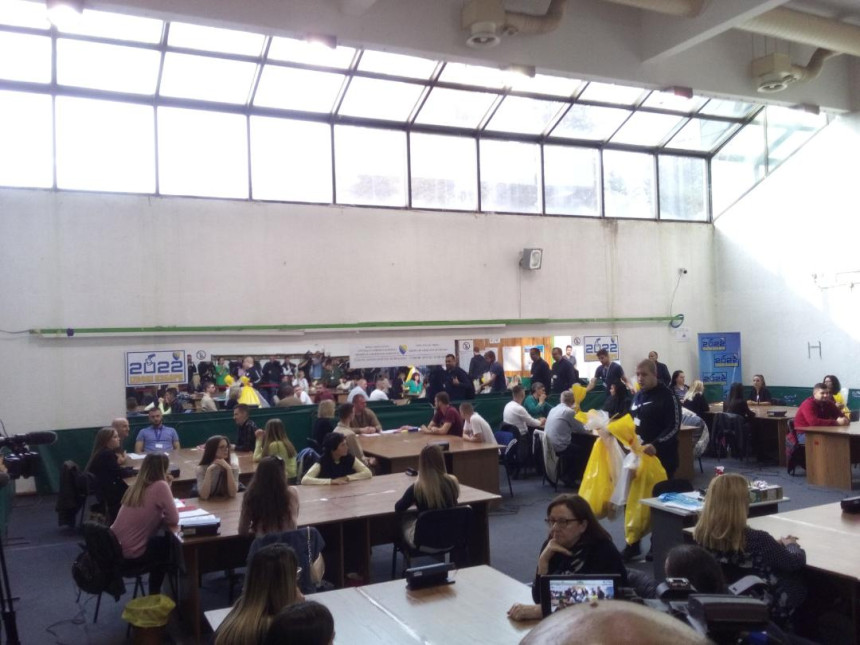 Počelo brojanje glasačkih listića za predsjednika (Foto)