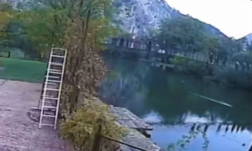 UZNEMIRUJUĆE: Objavljen trenutak pada visećeg mosta