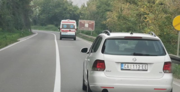 Autobus sletio sa puta, povrijeđene putnike izvlače