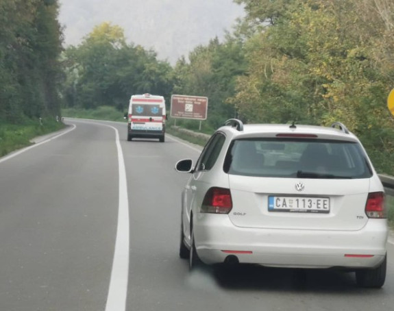 Autobus sletio sa puta, povrijeđene putnike izvlače