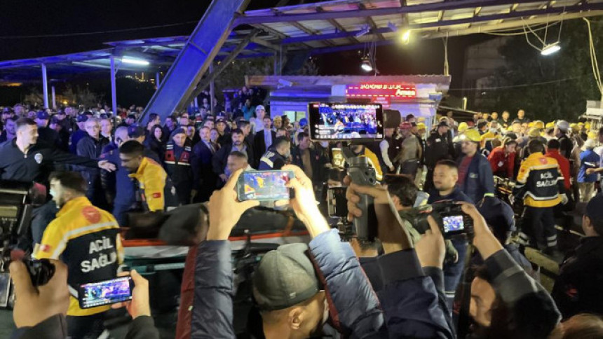 Poginulo najmanje 25 osoba, desetine zarobljenih