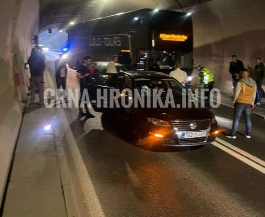 Незгода у тунелу: Аутобус ударио у аутомобиле
