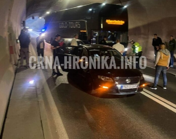 Nezgoda u tunelu: Autobus udario u automobile