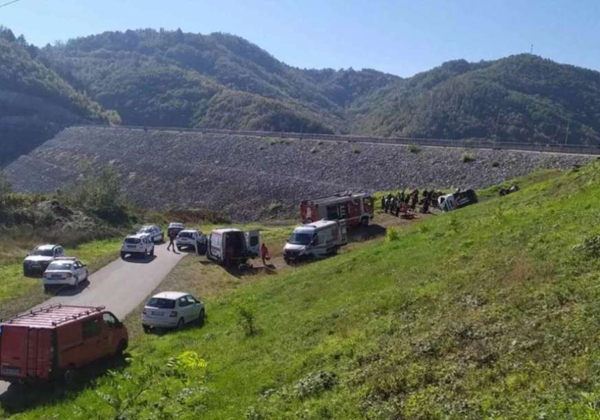 Prevrnuo se pun autobus, jedna osoba poginula