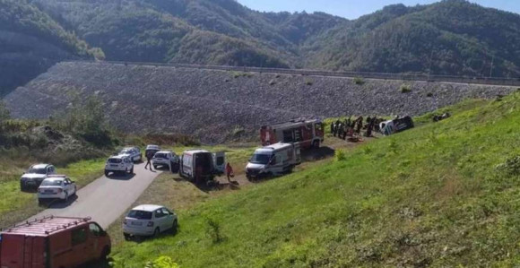 Prevrnuo se pun autobus, jedna osoba poginula