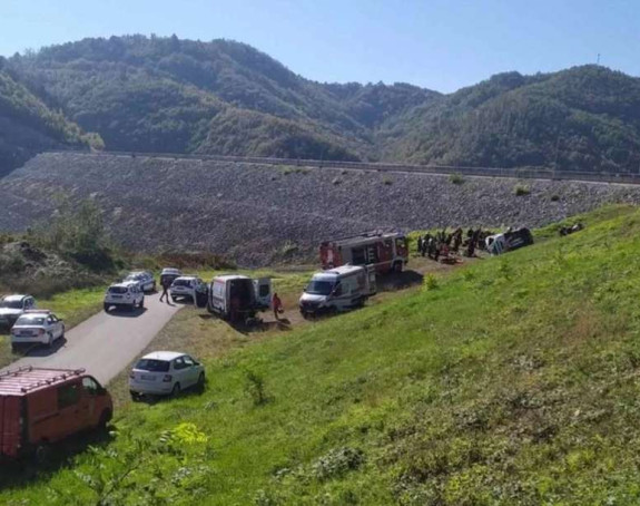Prevrnuo se pun autobus, jedna osoba poginula