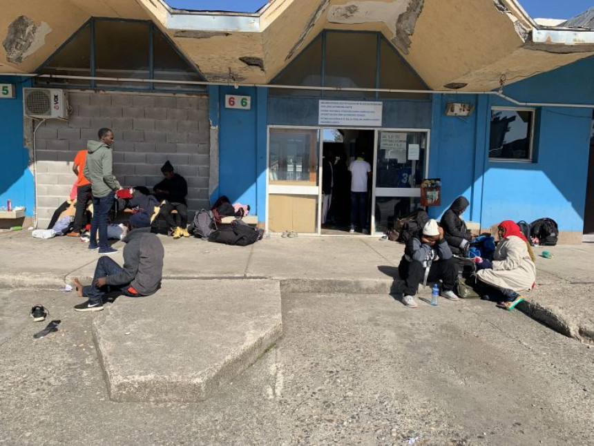 Migranti okupirali autobusku stanicu u Bratuncu