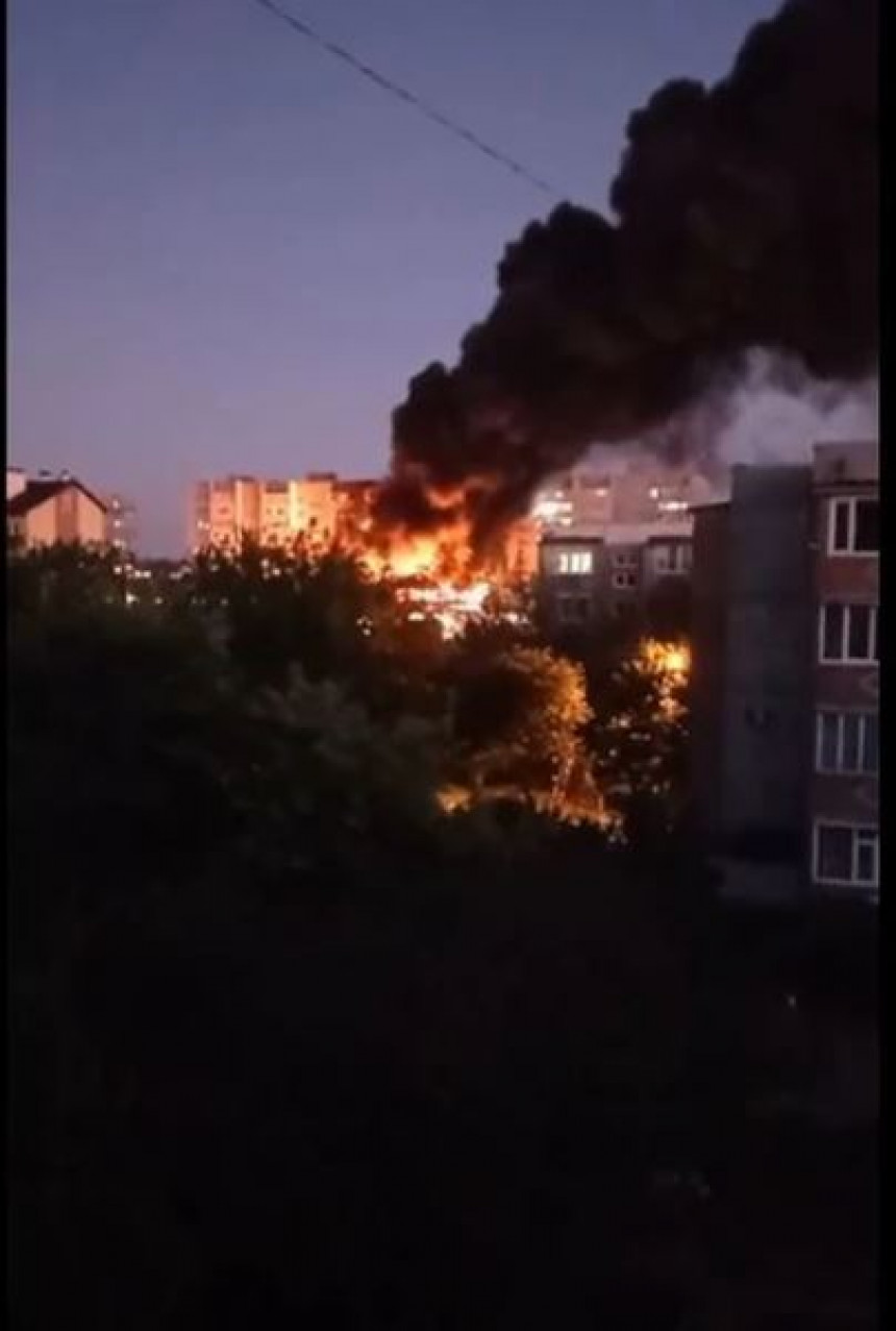 Јака експлозија у Русији: Војни авион пао на зграду