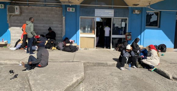 Migranti okupirali autobusku stanicu u Bratuncu