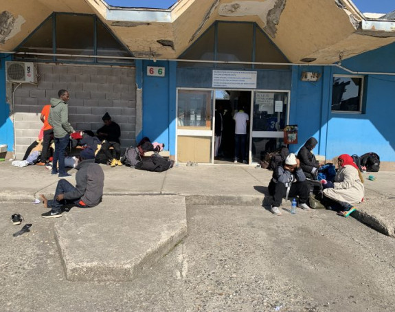 Мигранти окупирали аутобуску станицу у Братунцу