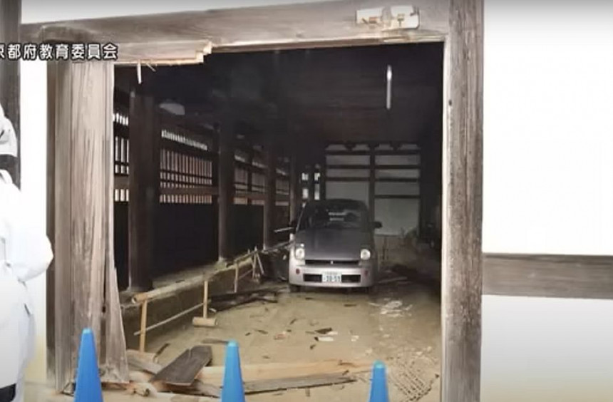 Automobilom oštetio najstariji toalet u Japanu!