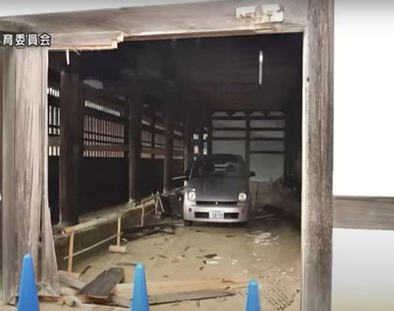 Automobilom oštetio najstariji toalet u Japanu!
