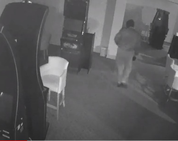 Opljačkan kafe bar i kladionica u Karakaju (VIDEO)