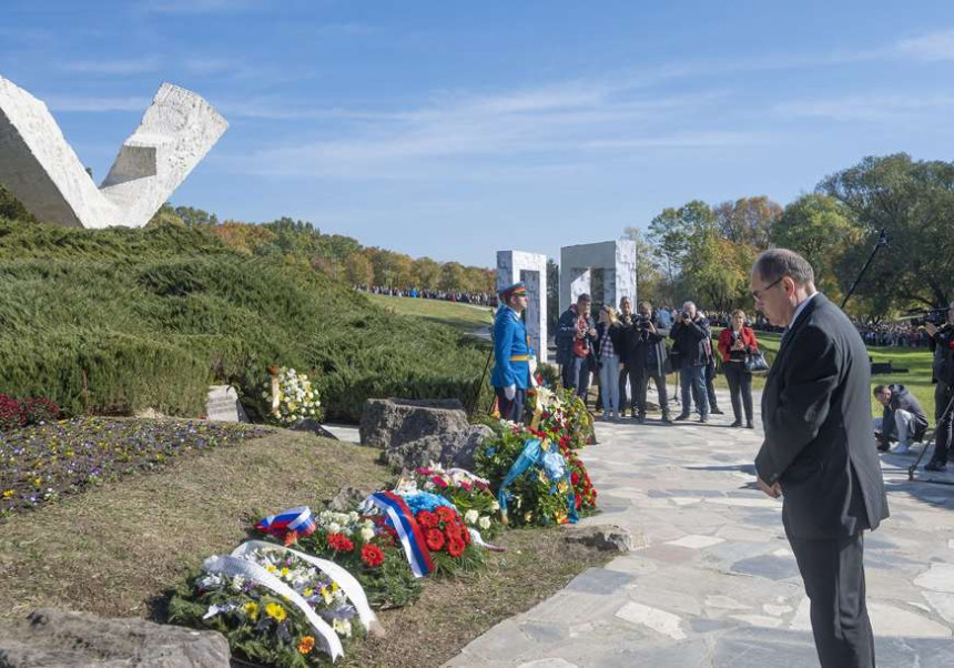 Шмит одао почаст нацистичким жртвама у Крагујевцу
