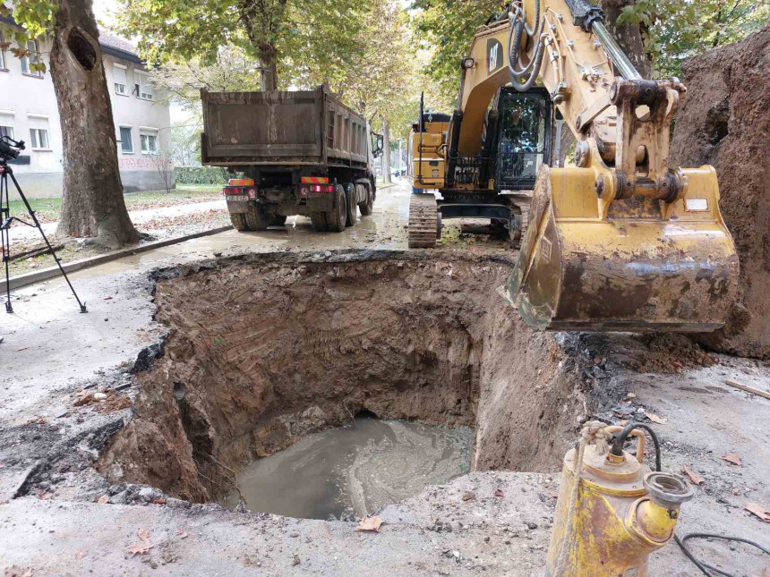 Rupa nasred prometne ulice, saobraćaj obustavljen