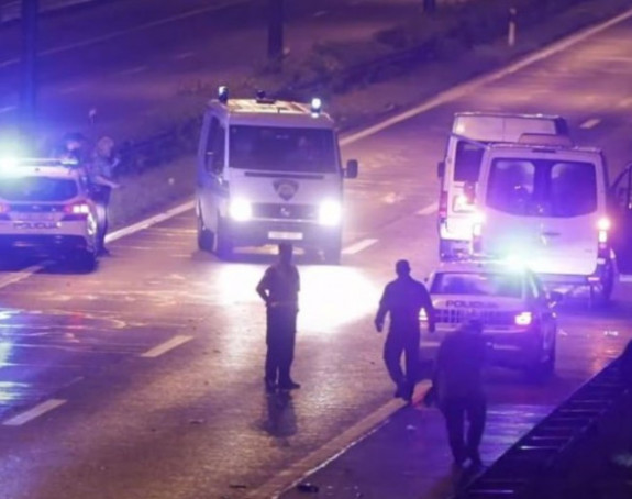 Navijači gađali flašama, policija pucala u vazduh