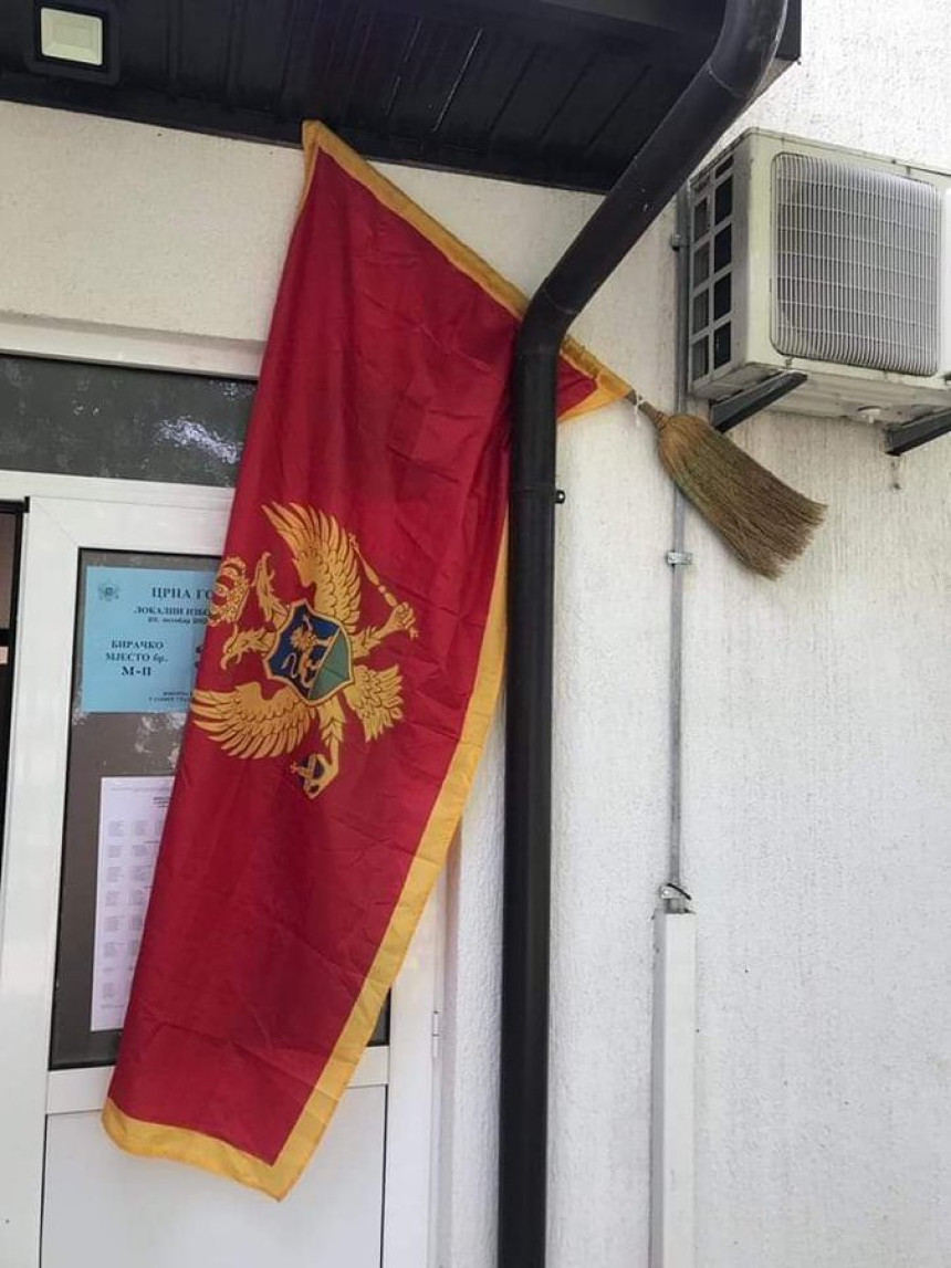 Crnogorska zastava u Kolašinu okačena na metli