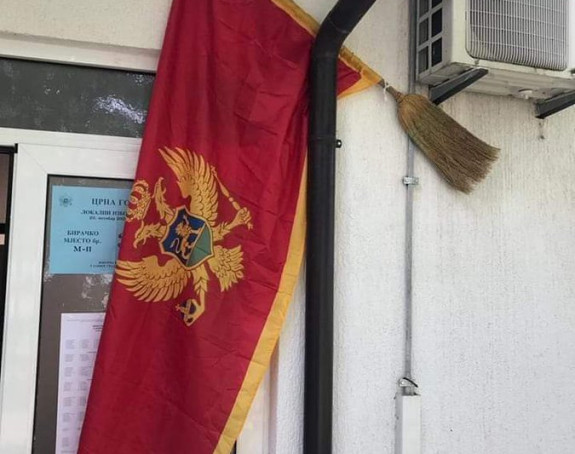 Crnogorska zastava u Kolašinu okačena na metli