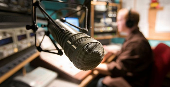Radio voditelj preminuo usred emisije!