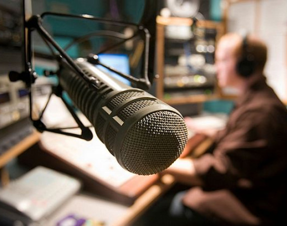 Radio voditelj preminuo usred emisije!