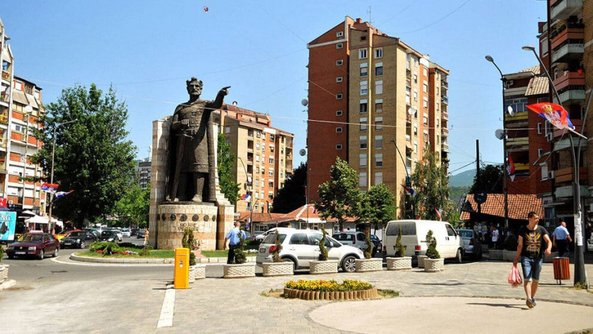Kamenovan autobus sa Srbima u K. Mitrovici