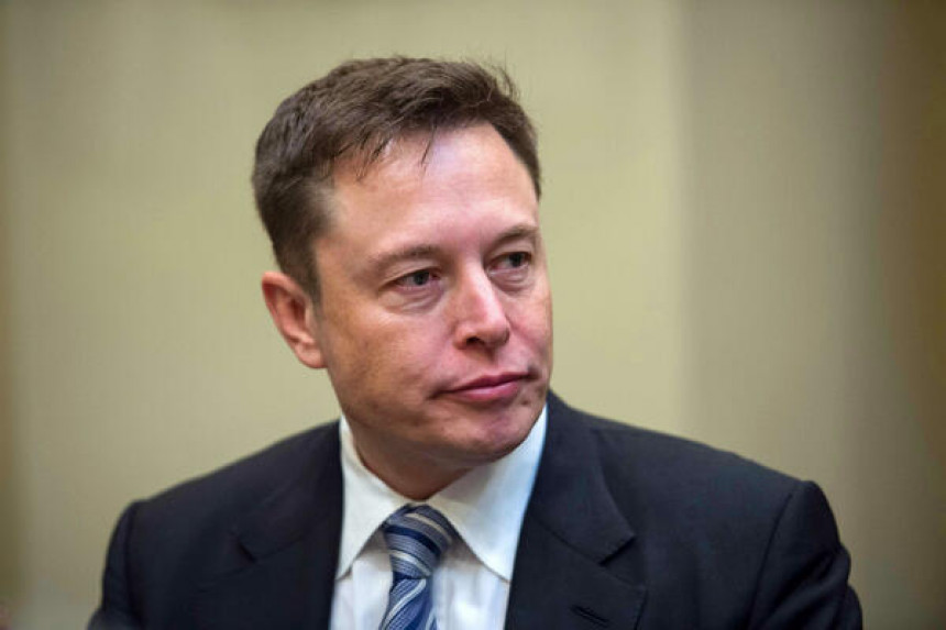 Elon Mask preuzeo tviter, najavljeni otkazi radnicima