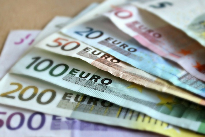 Veća kamatna stopa oborila evro u odnosu na dolar