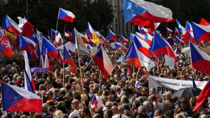 У Прагу одржани антивладини протести на празник