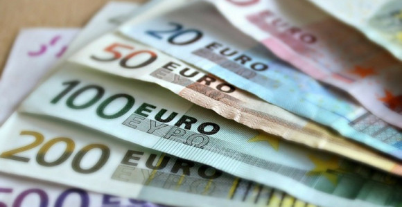 Veća kamatna stopa oborila evro u odnosu na dolar