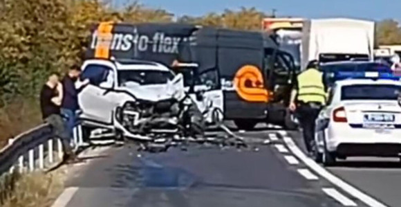 Stravičan udes: Vozač pobjegao sa lica mjesta